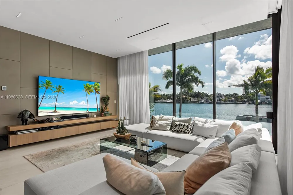 310 S Hibiscus Dr Miami Beach, FL 33139