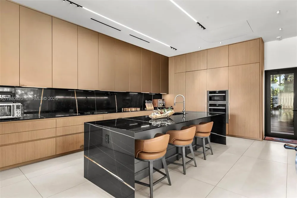 310 S Hibiscus Dr Miami Beach, FL 33139