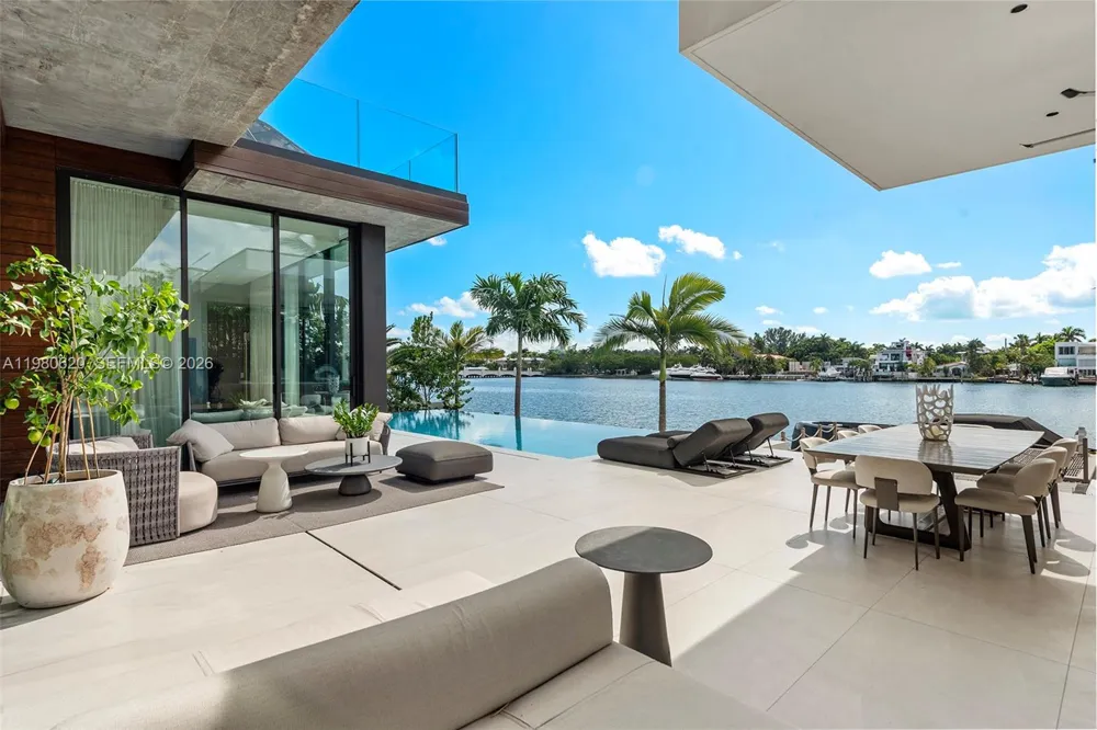 310 S Hibiscus Dr Miami Beach, FL 33139