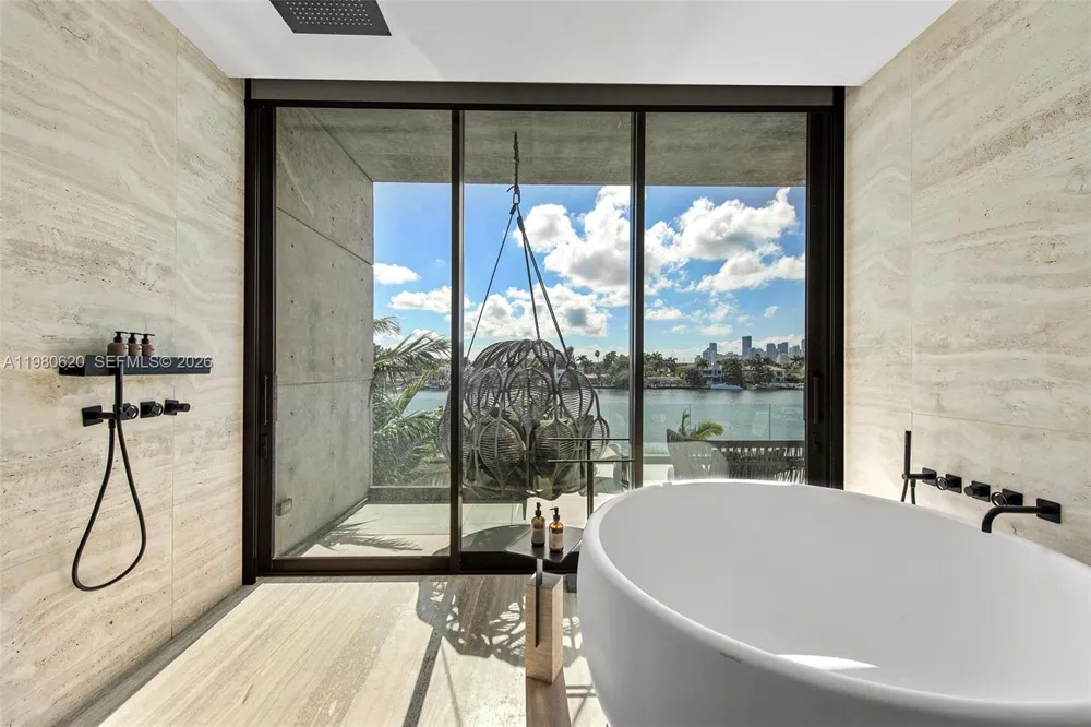310 S Hibiscus Dr Miami Beach, FL 33139