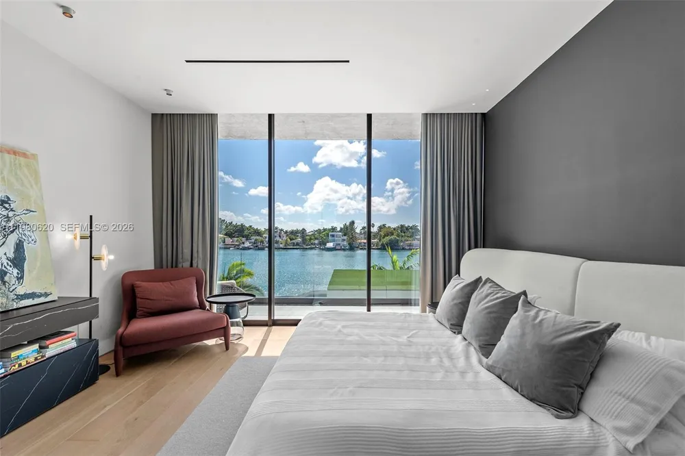 310 S Hibiscus Dr Miami Beach, FL 33139