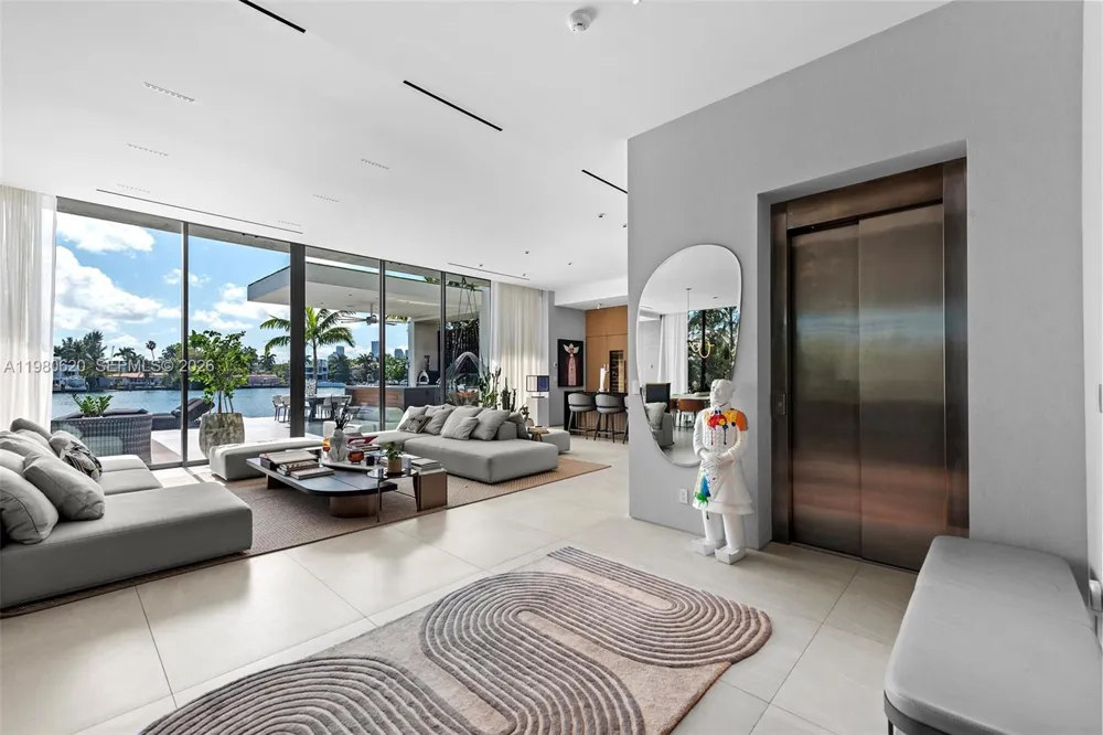 310 S Hibiscus Dr Miami Beach, FL 33139