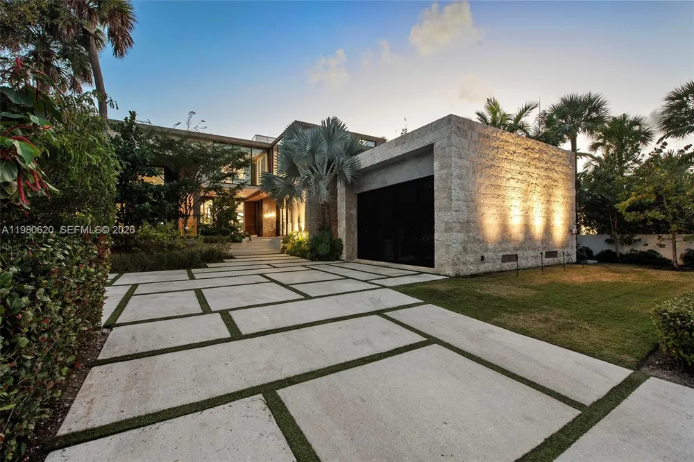 310 S Hibiscus Dr Miami Beach, FL 33139