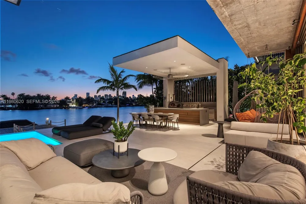 310 S Hibiscus Dr Miami Beach, FL 33139