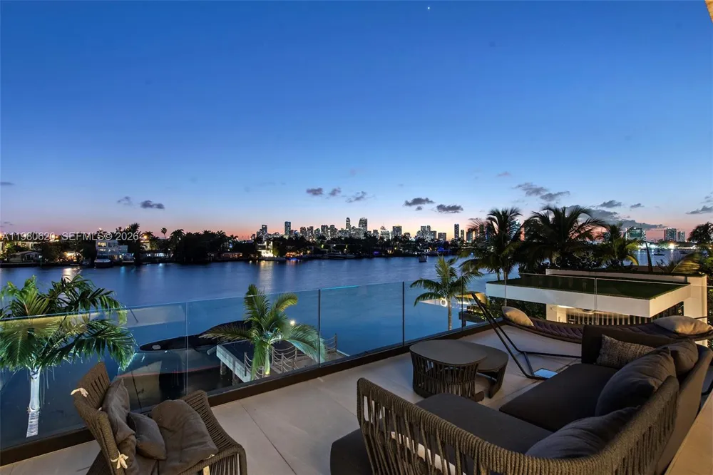 310 S Hibiscus Dr Miami Beach, FL 33139