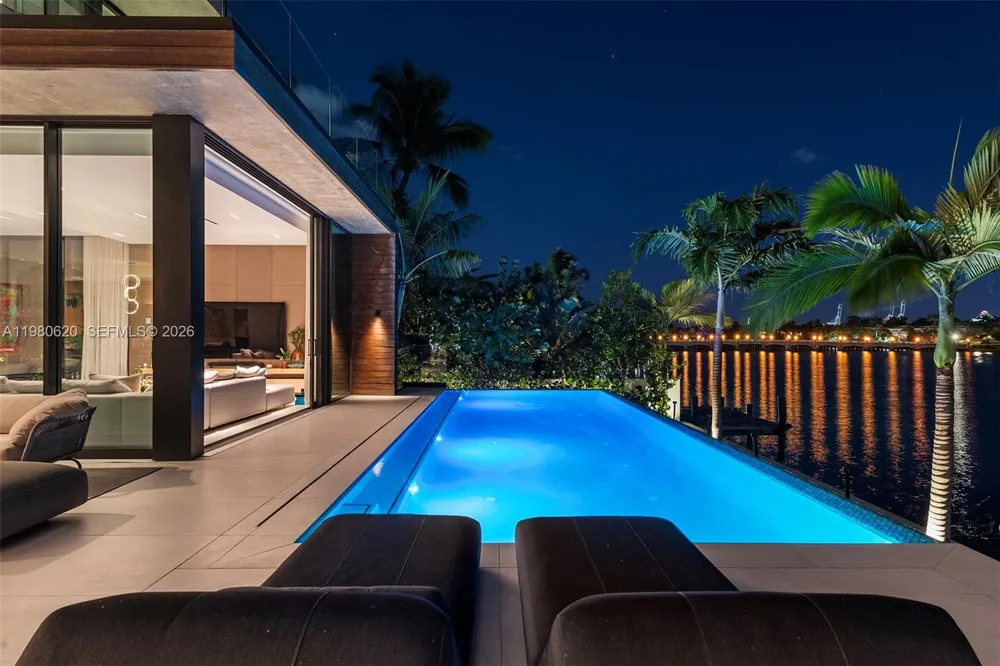 310 S Hibiscus Dr Miami Beach, FL 33139