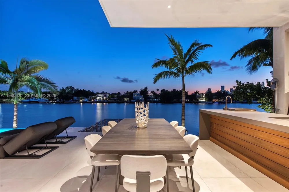 310 S Hibiscus Dr Miami Beach, FL 33139
