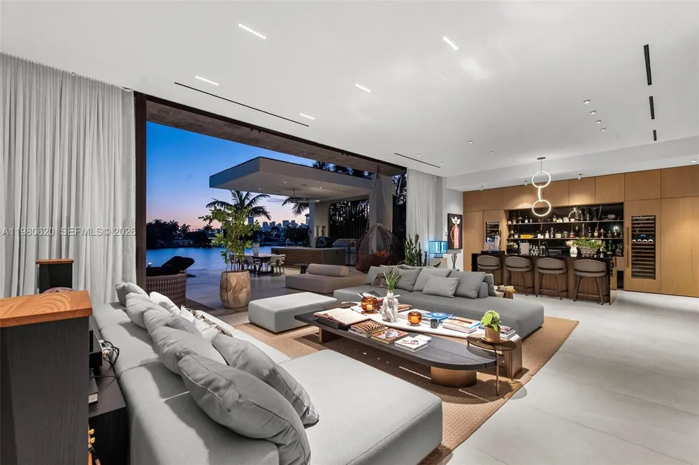 310 S Hibiscus Dr Miami Beach, FL 33139
