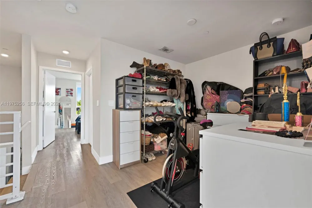 2535 NE 193rd St #3209 Miami, FL 33180