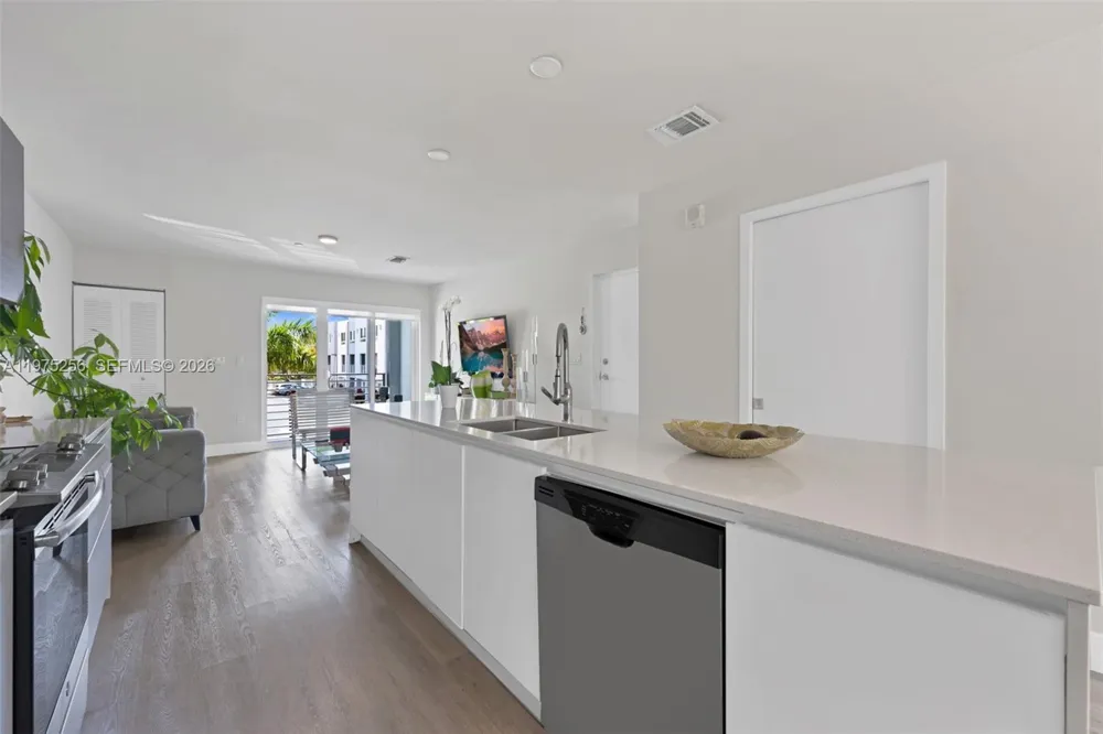 2535 NE 193rd St #3209 Miami, FL 33180
