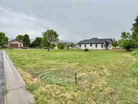 855 SE Pinyon Street