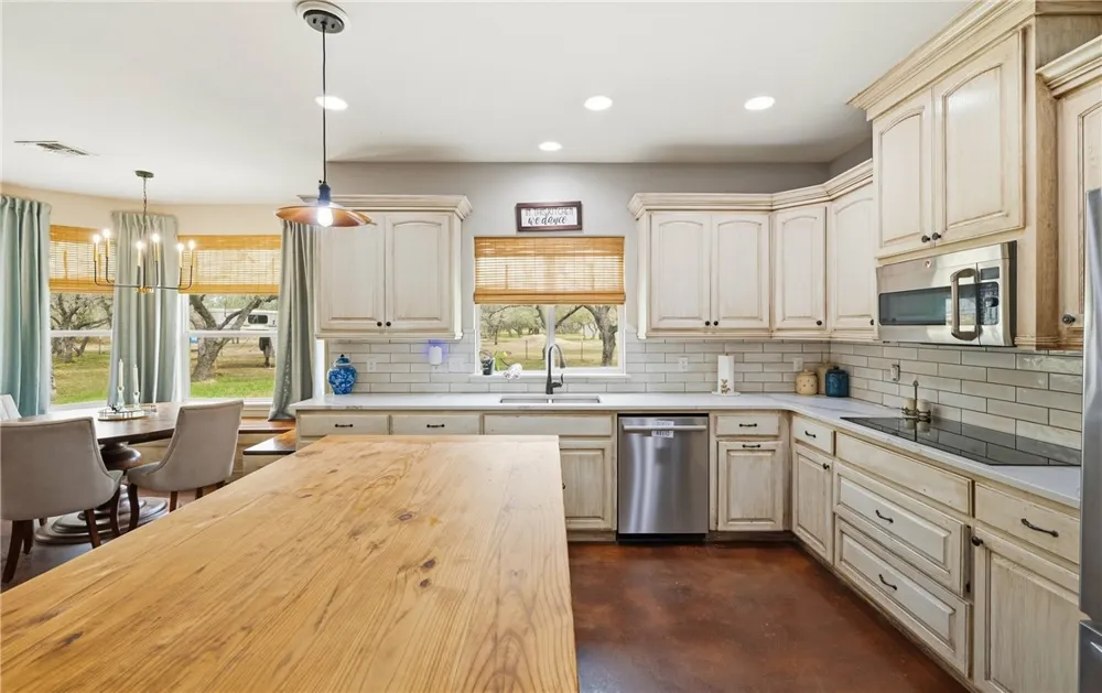 9667 CR 628 Sinton, TX 78387
