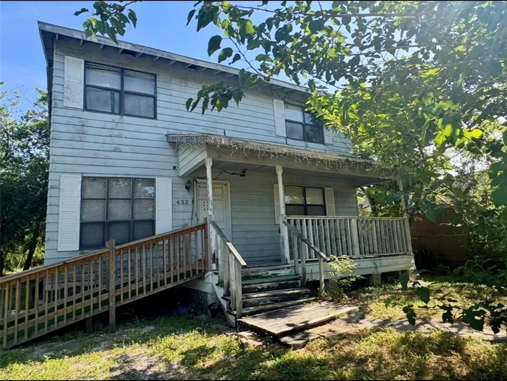 432 W Avenue D Robstown, TX 78380