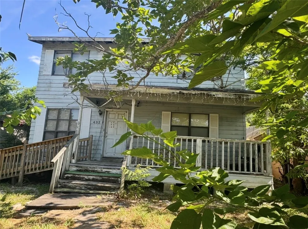 432 W Avenue D Robstown, TX 78380