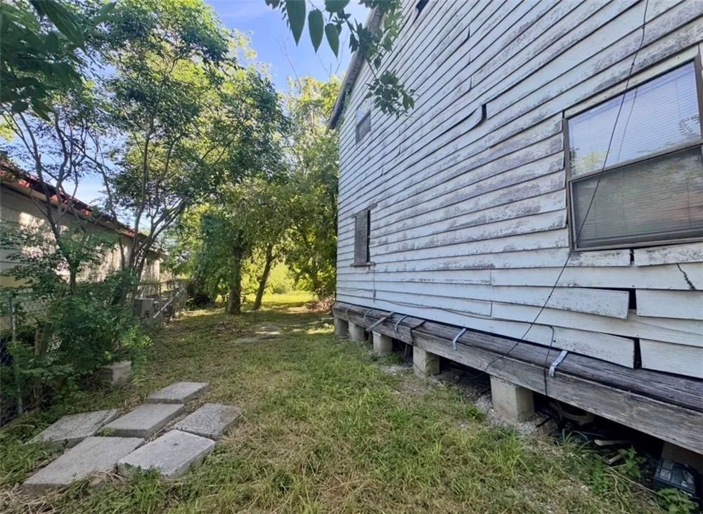 432 W Avenue D Robstown, TX 78380
