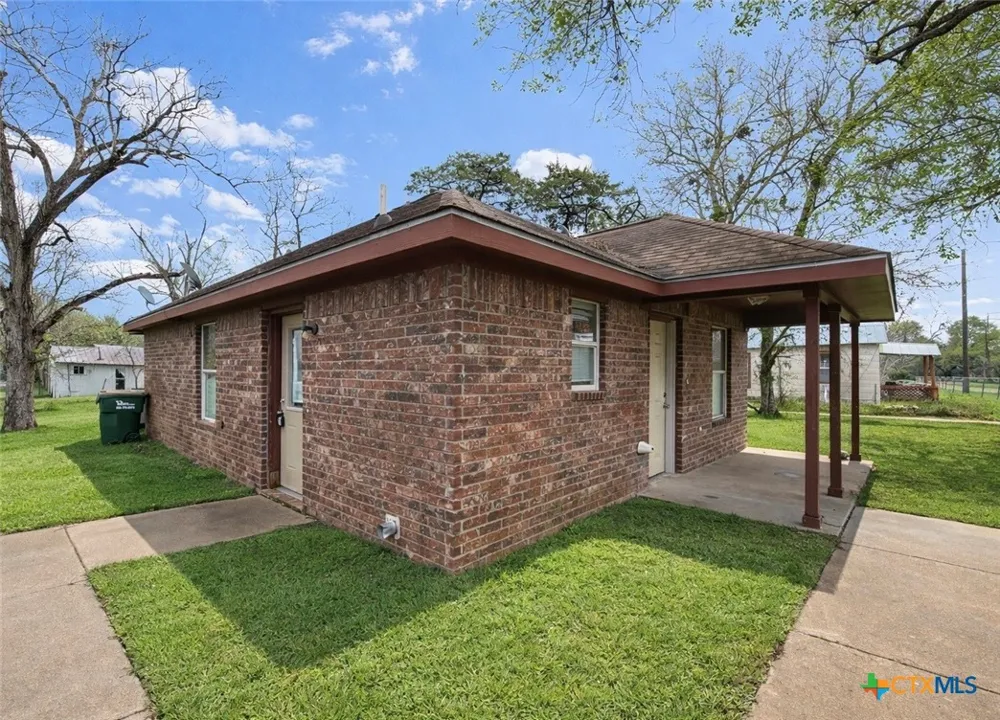 807 S Promenade Street Hallettsville, TX 77964