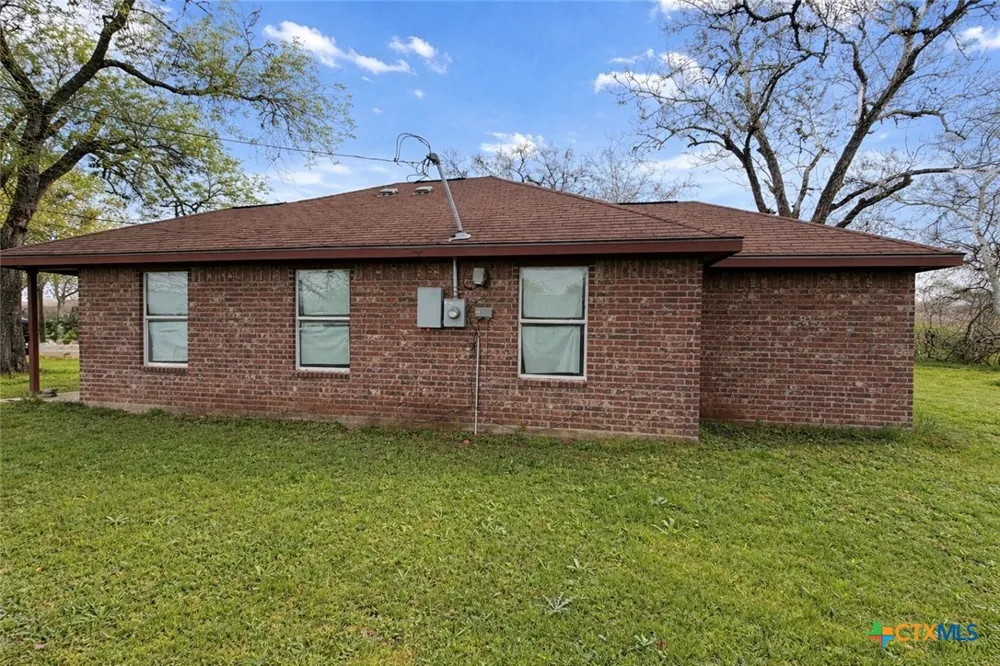 807 S Promenade Street Hallettsville, TX 77964