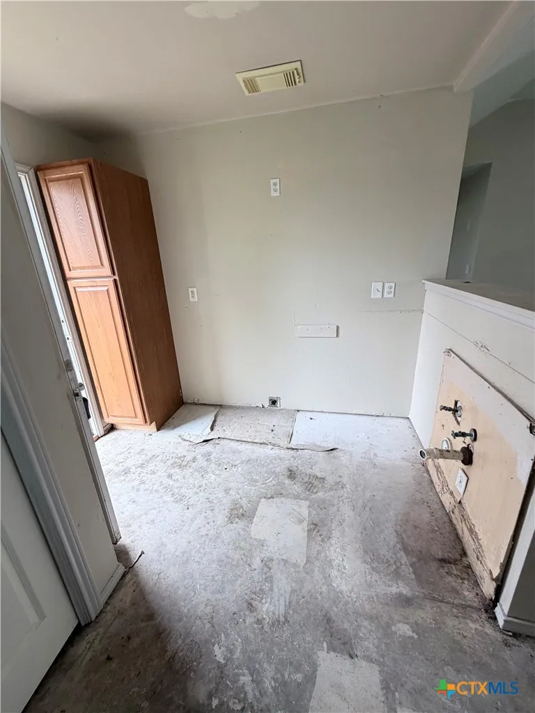 807 S Promenade Street Hallettsville, TX 77964