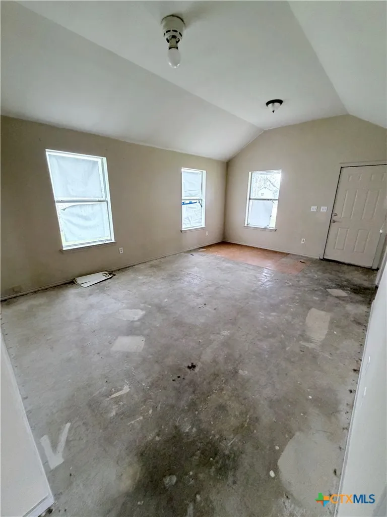 807 S Promenade Street Hallettsville, TX 77964
