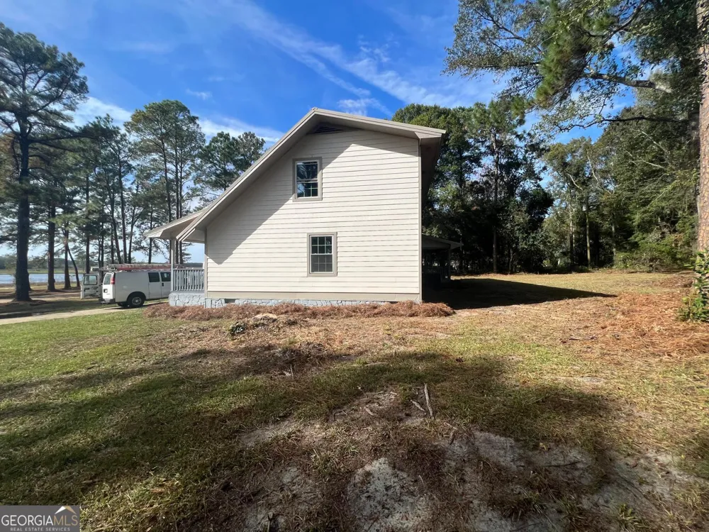 1435 E Lake DR Screven, GA 31560