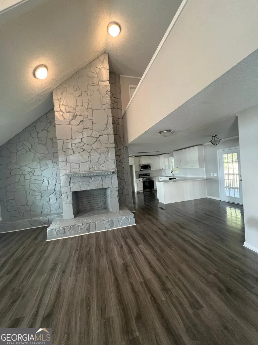 1435 E Lake DR Screven, GA 31560
