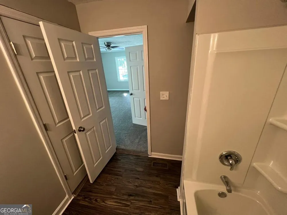 1435 E Lake DR Screven, GA 31560