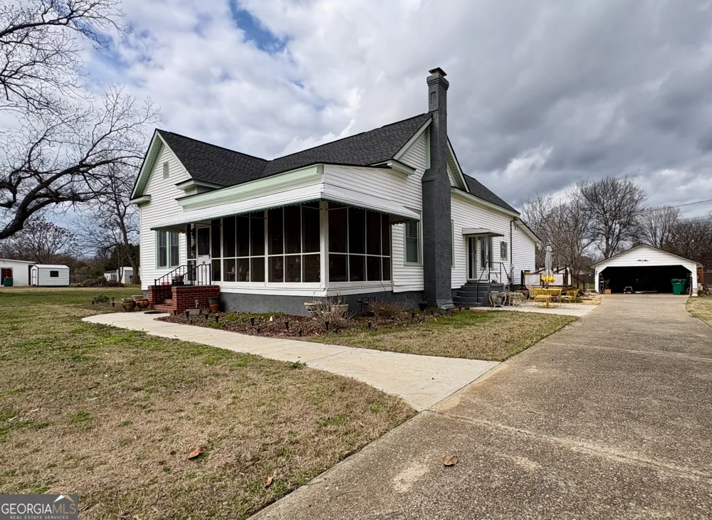205 White RD Byron, GA 31008