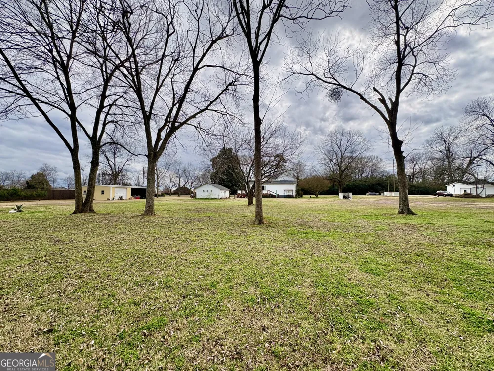 205 White RD Byron, GA 31008