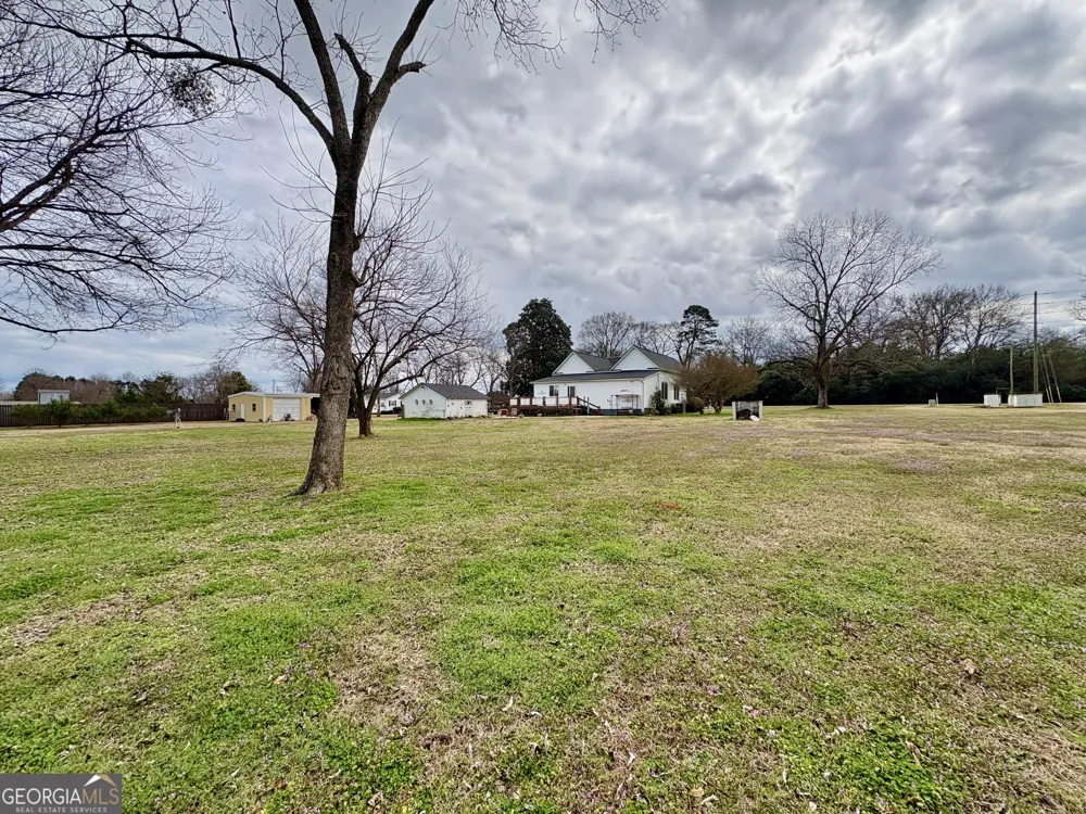 205 White RD Byron, GA 31008