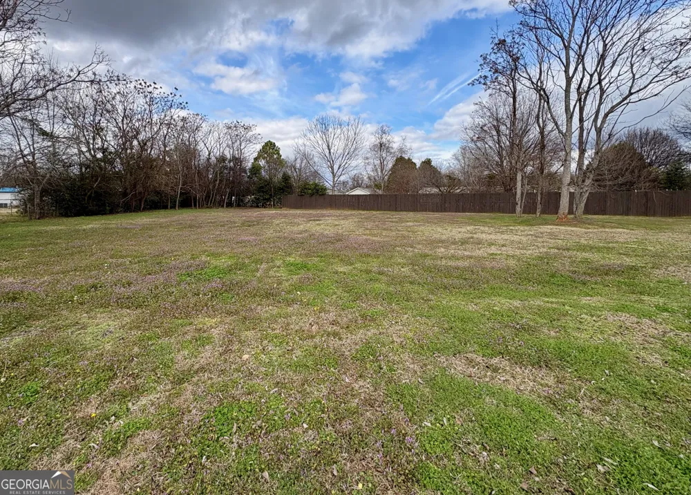 205 White RD Byron, GA 31008