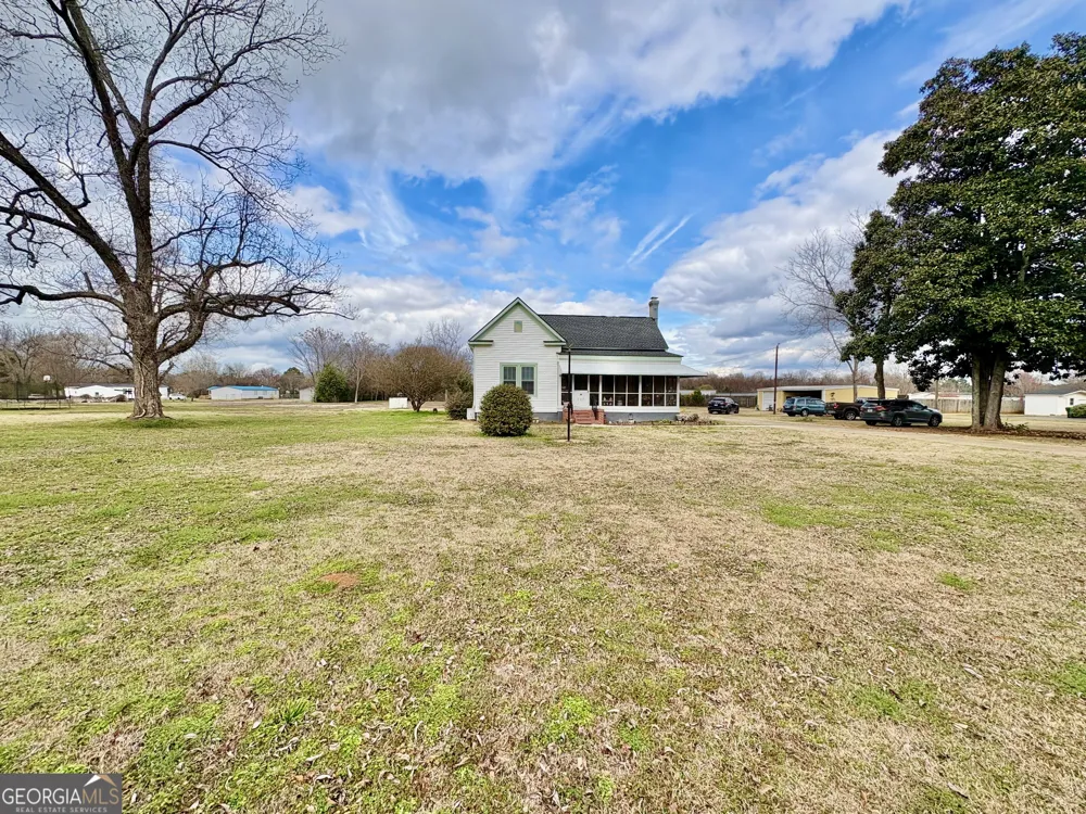 205 White RD Byron, GA 31008