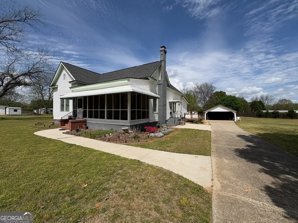 205 White RD Byron, GA 31008