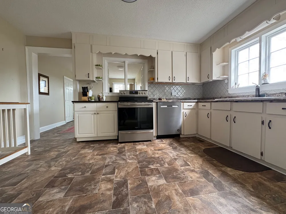 205 White RD Byron, GA 31008
