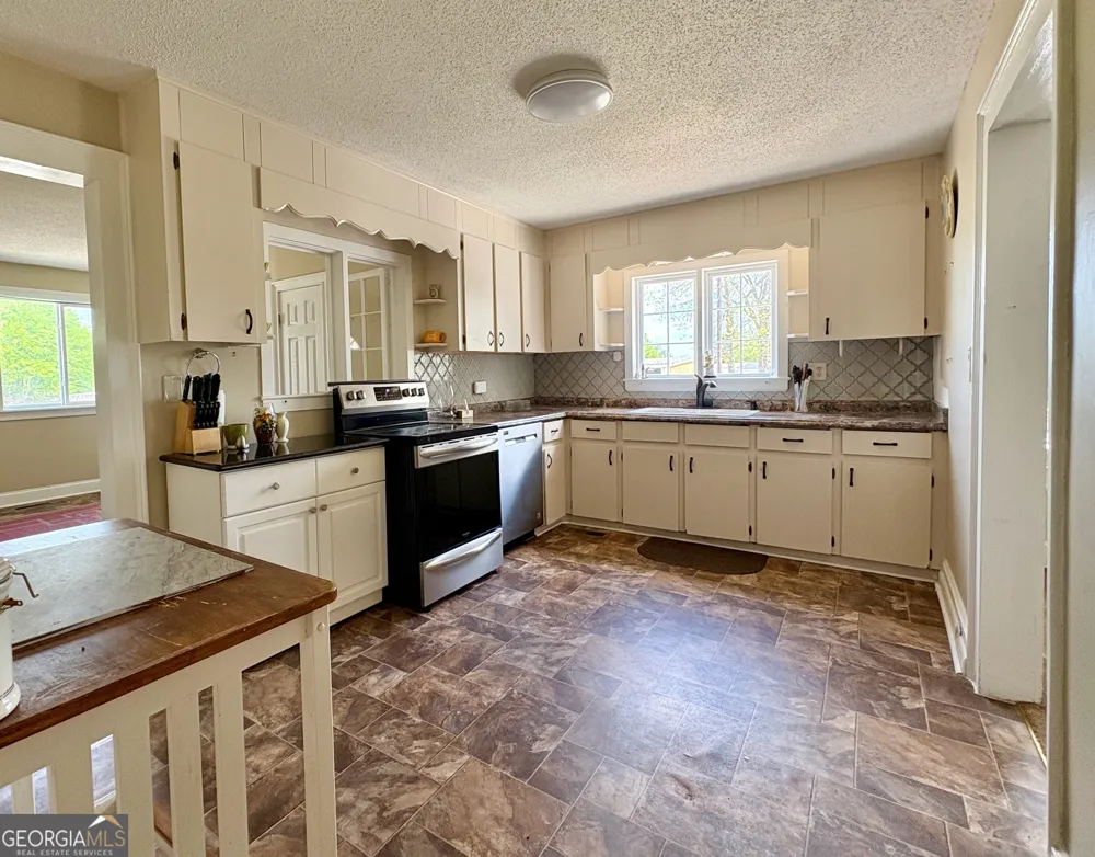 205 White RD Byron, GA 31008