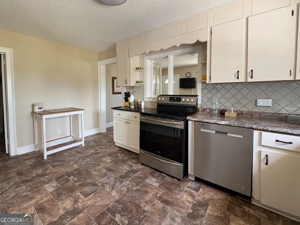 205 White RD Byron, GA 31008