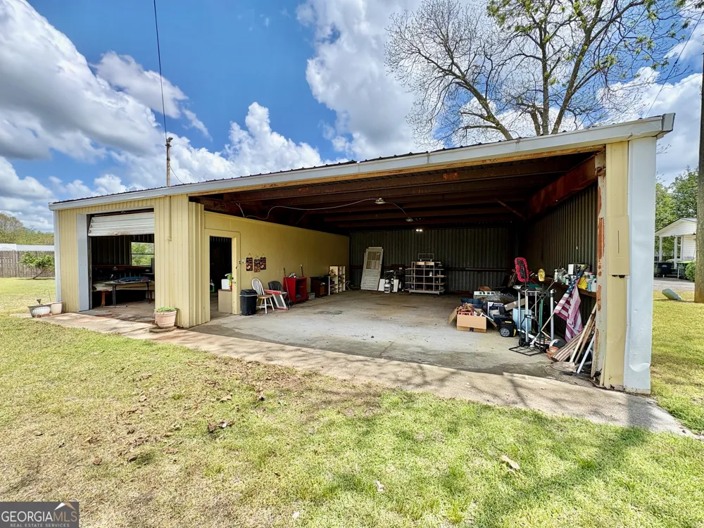 205 White RD Byron, GA 31008