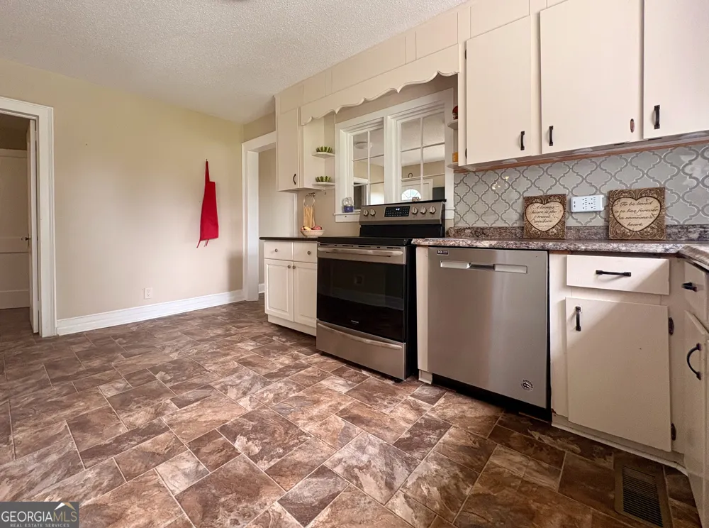 205 White RD Byron, GA 31008