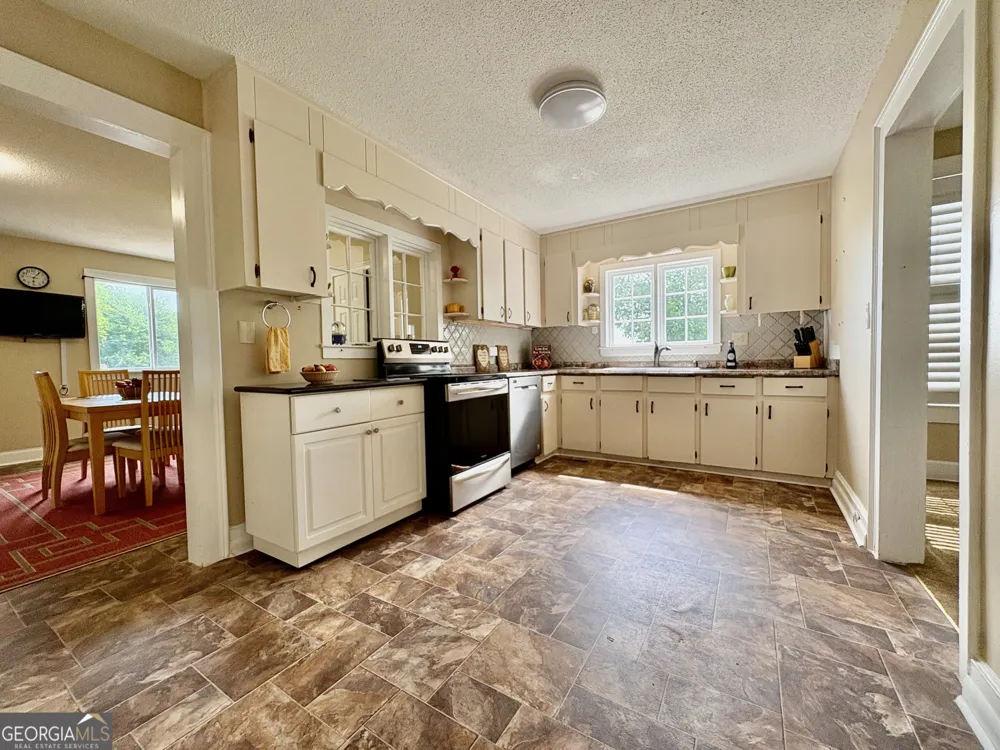 205 White RD Byron, GA 31008