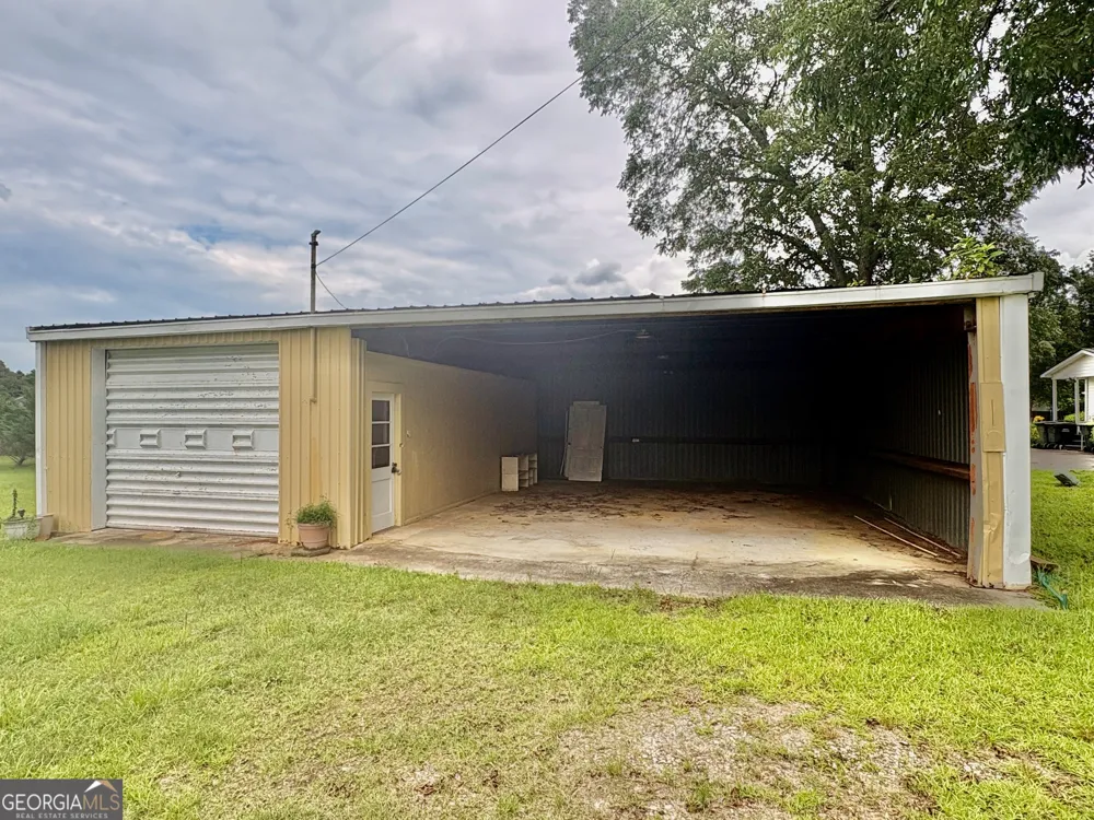 205 White RD Byron, GA 31008