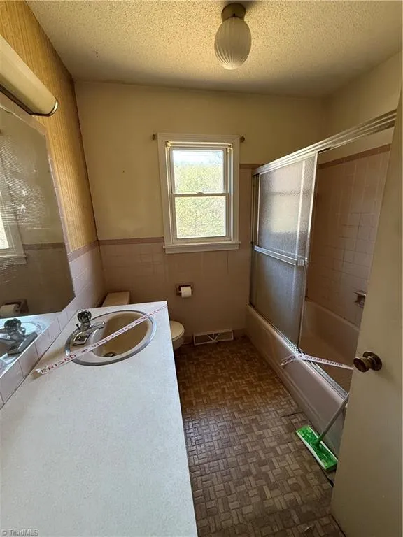 6222 Pine Street Mount Airy, NC 27030