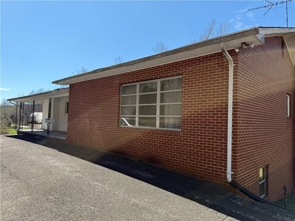 6222 Pine Street Mount Airy, NC 27030