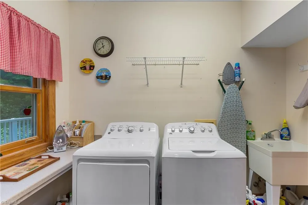 163 Old Hickory Lane Linville, NC 28646