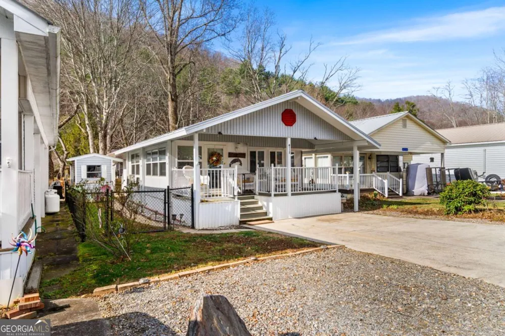 4117 Riverbank RUN Hiawassee, GA 30546
