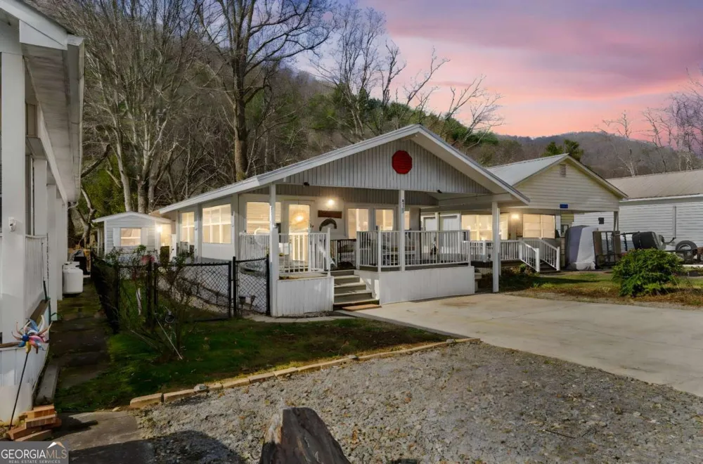 4117 Riverbank RUN Hiawassee, GA 30546