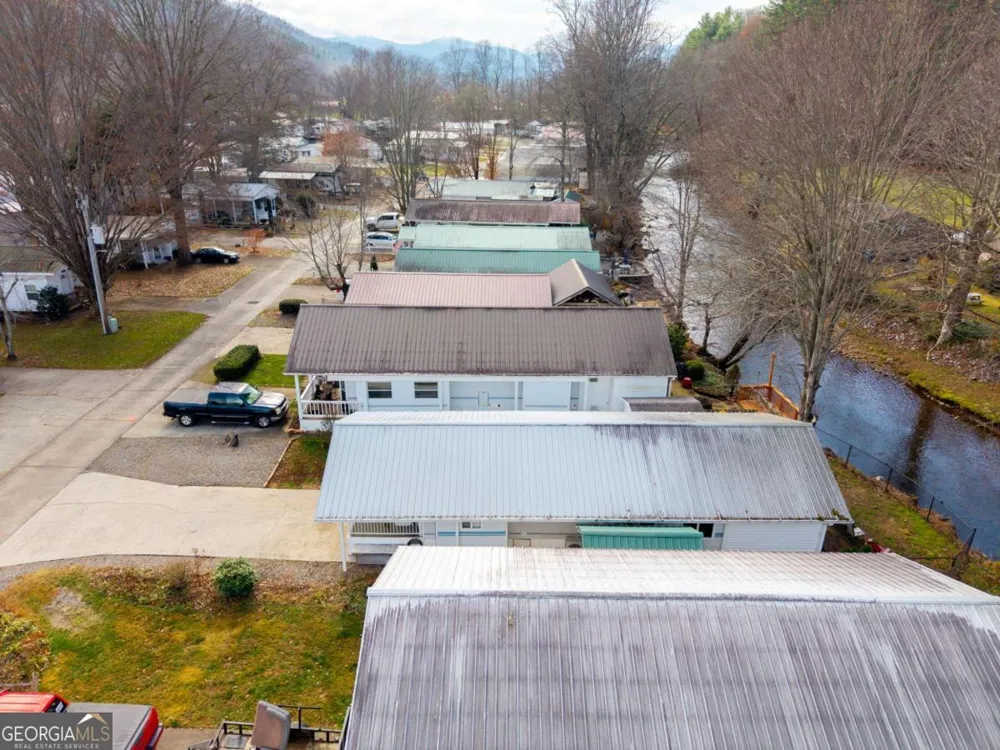 4117 Riverbank RUN Hiawassee, GA 30546