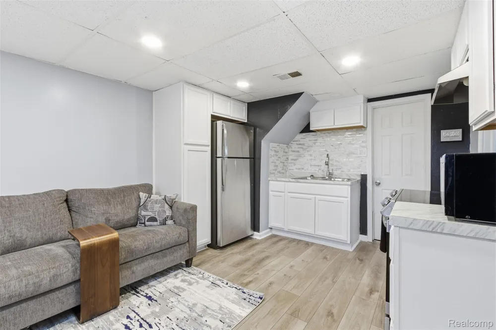 26739 W Outer Drive Ecorse City, MI 48229