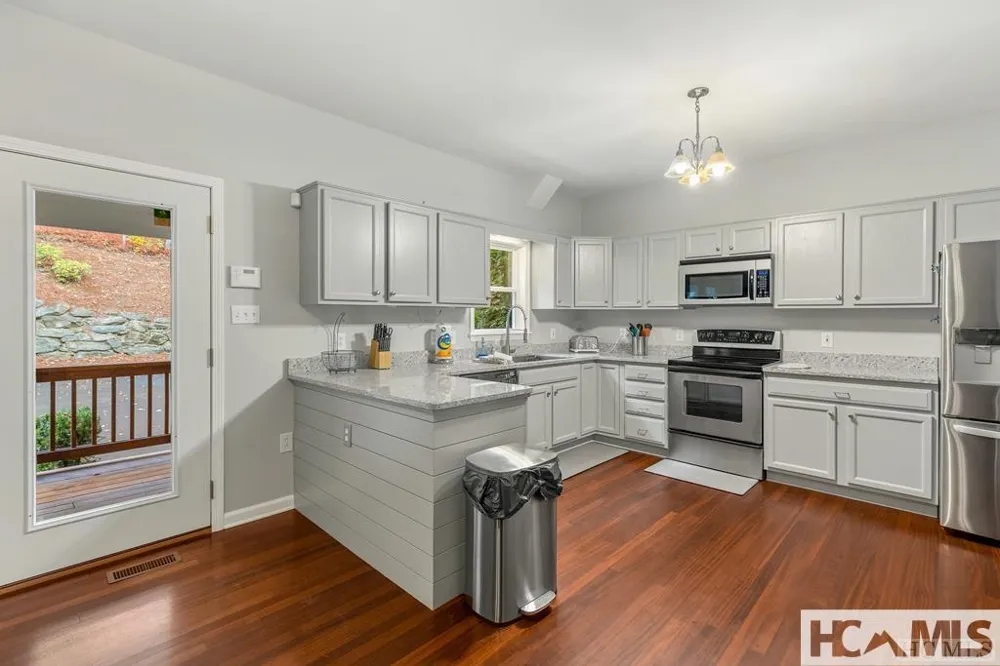 110 Kestrel Court Sapphire, NC 28774
