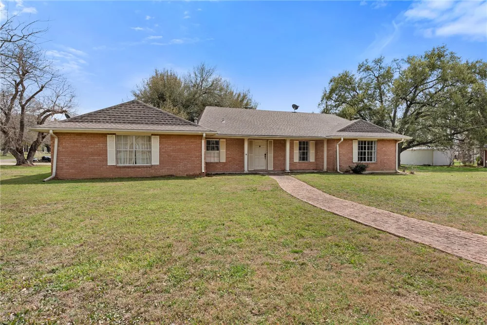 608 E Barton Street Calvert, TX 77837