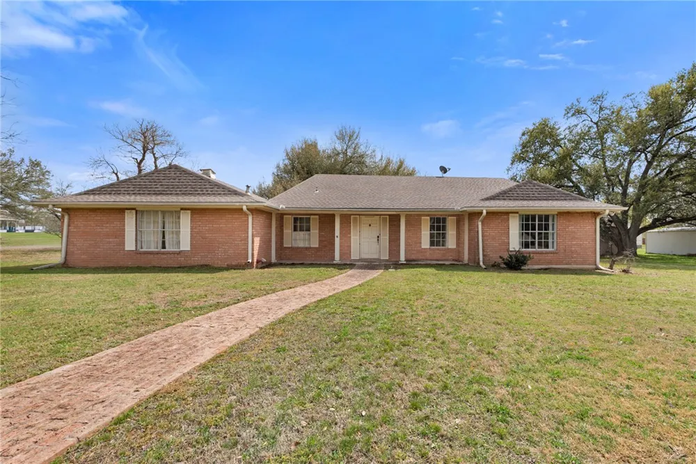 608 E Barton Street Calvert, TX 77837