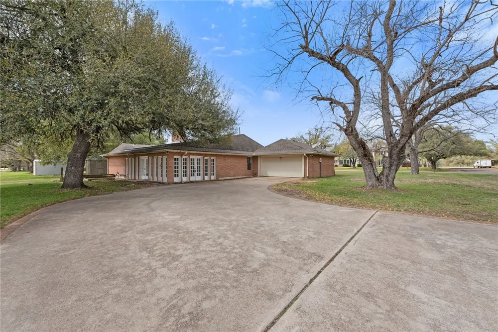 608 E Barton Street Calvert, TX 77837